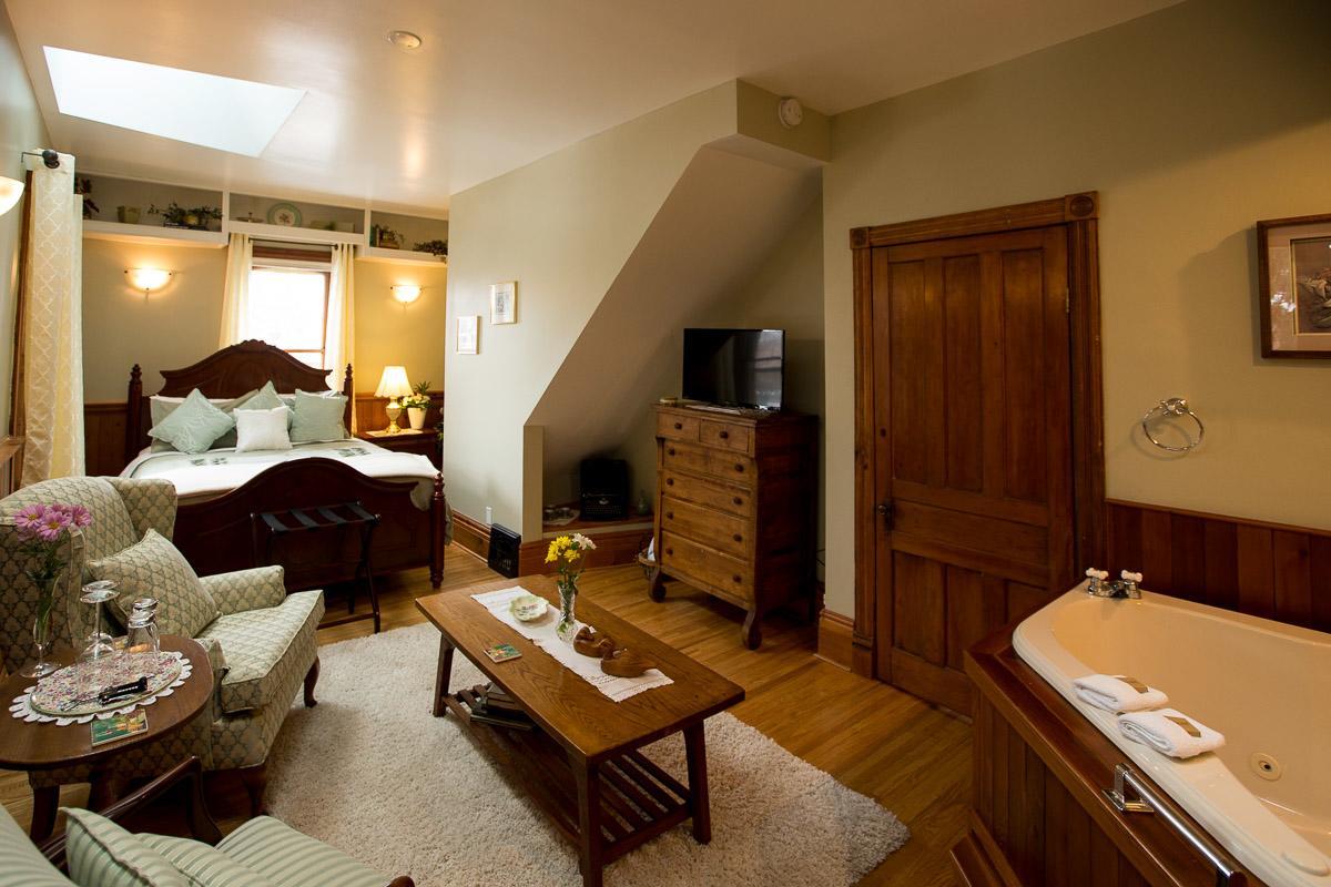 Deluxe Queen Suite
